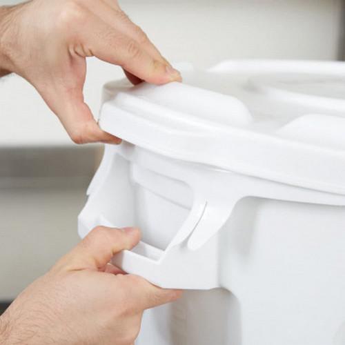 Крышка для контейнера Rubbermaid BRUTE на 37.9 литров, белая, Арт.FG260900WHT Крышка для контейнера Rubbermaid BRUTE на 37.9 литров, белая, Арт.FG260900WHT